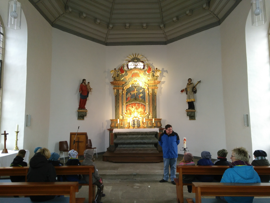 Wir entdecken den Kirchenraum am katholischen Friedhof mit dem Gemeindereferenten. Wir entdecken den Kirchenraum am katholischen Friedhof mit dem Gemeindereferenten.